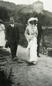 MSG024: Durrës: Princess Sophie zu Wied out walking, spring of 1914 (Marquis di San Giuliano Photo Collection).