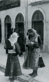 Grothe1912.052: Albanian Highland women in the streets of Podgorica, Montenegro (Photo: Hugo Grothe, 1912).