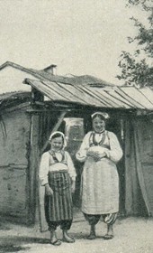 GLJ028A: "Prishtina: Serbian women in front of their house" (Photo: Gabriel Louis-Jaray, 1909).