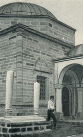 GLJ040A: "Fushë Kosova [Kosovo Polje]: the mausoleum of Sultan Murad and the grave of the Grand Vizier Rifaat Pasha" (Photo: Gabriel Louis-Jaray, 1909).