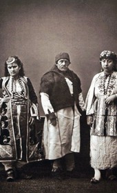 (1. left) Muslim woman of Prizren; (2. centre) peasant man from around Prizren; (3. right) Bulgarian Christian peasant woman from Matejevac near Niš (source: Les Costumes populaires de la Turquie en 1873, Constantinople 1873, plate 12)