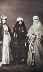 (1. right) Muslim woman from Salonica; (2. left) Jewish woman from Salonica; (3. centre) Bulgarian woman from Prilep (source: Les Costumes populaires de la Turquie en 1873, Constantinople 1873, plate 22)