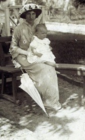 MSG026: Durrës: Princess Sophie zu Wied and little Prince Carol Victor zu Wied, spring of 1914 (Marquis di San Giuliano Photo Collection).