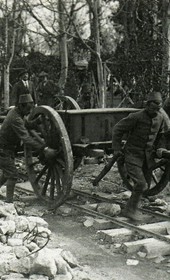 MSG041: Durrës: Albanian soldiers and civilians hauling artillery, May or June 1914 (Marquis di San Giuliano Photo Collection).
