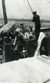 MSG064: Durrës: Muslim refugees boarding a boat, July 1914 (Marquis di San Giuliano Photo Collection).