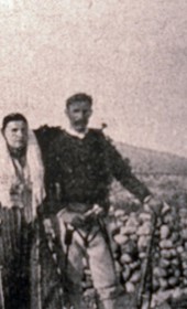 B004: “Zef Doda and his sister near Dinosh/Dinoša” (Photo: Alexandre Baschmakoff, September 1908).