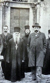 B035: (front row from the left) French ambassador in Belgrade Mr Descos, the monk Cyril and the author in front of the portal of Deçani (Photo: Alexandre Baschmakoff, September 1908).