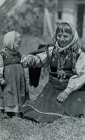 HAB08: “Highland girl from the marshes of the Mat River estuary. The children usually wear the same costumes as the adults” (Photo: Hugo Bernatzik, 1929).