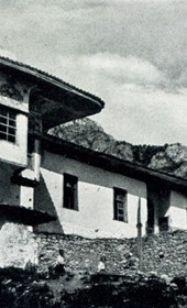 HAB10: “Beautifully decorated manor of the Toptani family in Kruja” (Photo: Hugo Bernatzik, 1929).