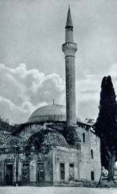 HAB35: “Old mosque in Berat. The Ottomans often used ancient foundations to construct their buildings” (Photo: Hugo Bernatzik, 1929).