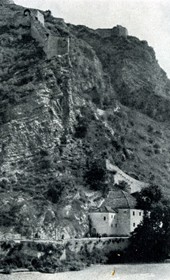 HAB51: “Road near Berat, with Byzantine ruins up on the cliffs” (Photo: Hugo Bernatzik, 1929).
