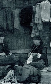 HAB71: “Bulgarian [i.e. Macedonian Slav] women at the weekly market in Korça” (Photo: Hugo Bernatzik, 1929).