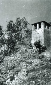 “Scene of a kullë (tower), a fortress-like home found in Mirditë and elsewhere in northern Albania” (Photo: Carleton Coon 1929).