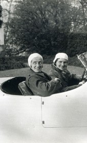 MGD002: "Countess Marion Dönhoff (r.) and her sister Yvonne (l.)" (Photo: Marion Dönhoff, 1936).
