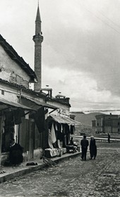 MGD005: "The old market of Tirana near Scanderbeg Square" (Photo: Marion Dönhoff, 1936).