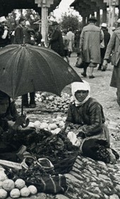 MGD010: "The market in Tirana" (Photo: Marion Dönhoff, 1936).