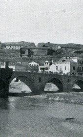 Grothe1902.162: View of Skopje with the bridge over the Vardar River and the fortress (Photo: Hugo Grothe, 1902).