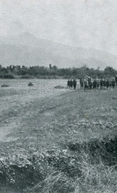 Grothe1912.066: Montenegrin army advancing along the eastern bank of Lake Shkodra (Photo: Hugo Grothe, 1912).