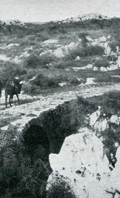 Grothe1912.104: Montenegrin women on their way to the front, at the Medjurec creek on the road between Bar and Shkodra (Photo: Hugo Grothe, 1912).