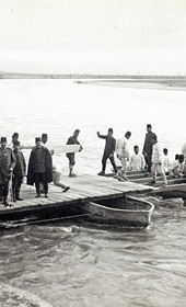 Jäckh023: “Turkish pioneers building a pontoon bridge over the Vardar River near Skopje” (Photo: Louis Mosel, Skopje, ca. 1910. Courtesy of Rare Books and Manuscript Library, Columbia University, New York, 130114-0038).