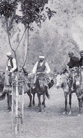 Jäckh066: "The men who accompanied me from Prizren through the valley of the Drin. On the left and right are soldiers. The kiradji [horse driver] is in front holding my horse. Behind the tree is Nicola and beside him the son of the Turkish hadji as well as two Albanians in wooden saddles who joined us on the road" (Photo: Ernst Jäckh, ca. 1910).