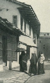 GLJ028B: "Prishtina: Muslim women in the street" (Photo: Gabriel Louis-Jaray, 1909).