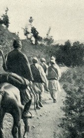 GLJ100A: "Kukës: the men sent by Sul Elez Bey" (Photo: Gabriel Louis-Jaray, 1909).