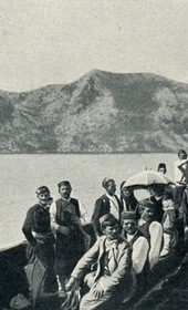 GLJ152A: "Lake Shkodra: flat-bottom boat and Montenegrin costumes" (Photo: Gabriel Louis-Jaray, 1909).