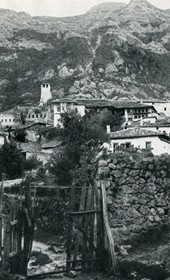 EVL054: View of the interior of the fortress of Kruja (Photo: Erich von Luckwald, ca. 1936).