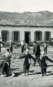 EVL124: Children playing at a country school [near Kavaja?] (Photo: Erich von Luckwald, ca. 1941).