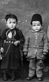 THR005: Dardha: Four children (Photo: Thimi Raci, ca. 1930-1938).