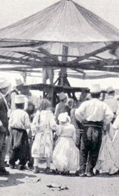 FW049C: “At the fairground in Tirana during the Bajram holiday” (Photo: Friedrich Wallisch, 1931).