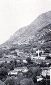 FW065A: “Kruja, seen from the road to Scanderbeg’s fortress, with the steep slope of Mount Kruja in the background” (Photo: Friedrich Wallisch, 1931).
